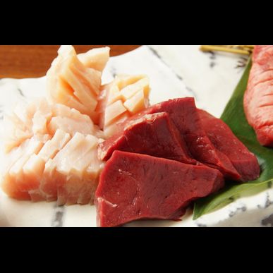 宇部新川の当居酒屋では肉刺しが人気のメニューでございます