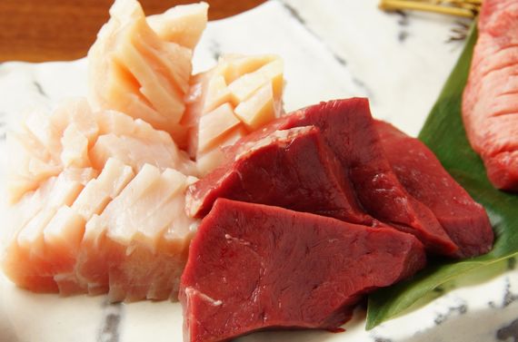 宇部新川の当居酒屋では肉刺しが人気のメニューでございます